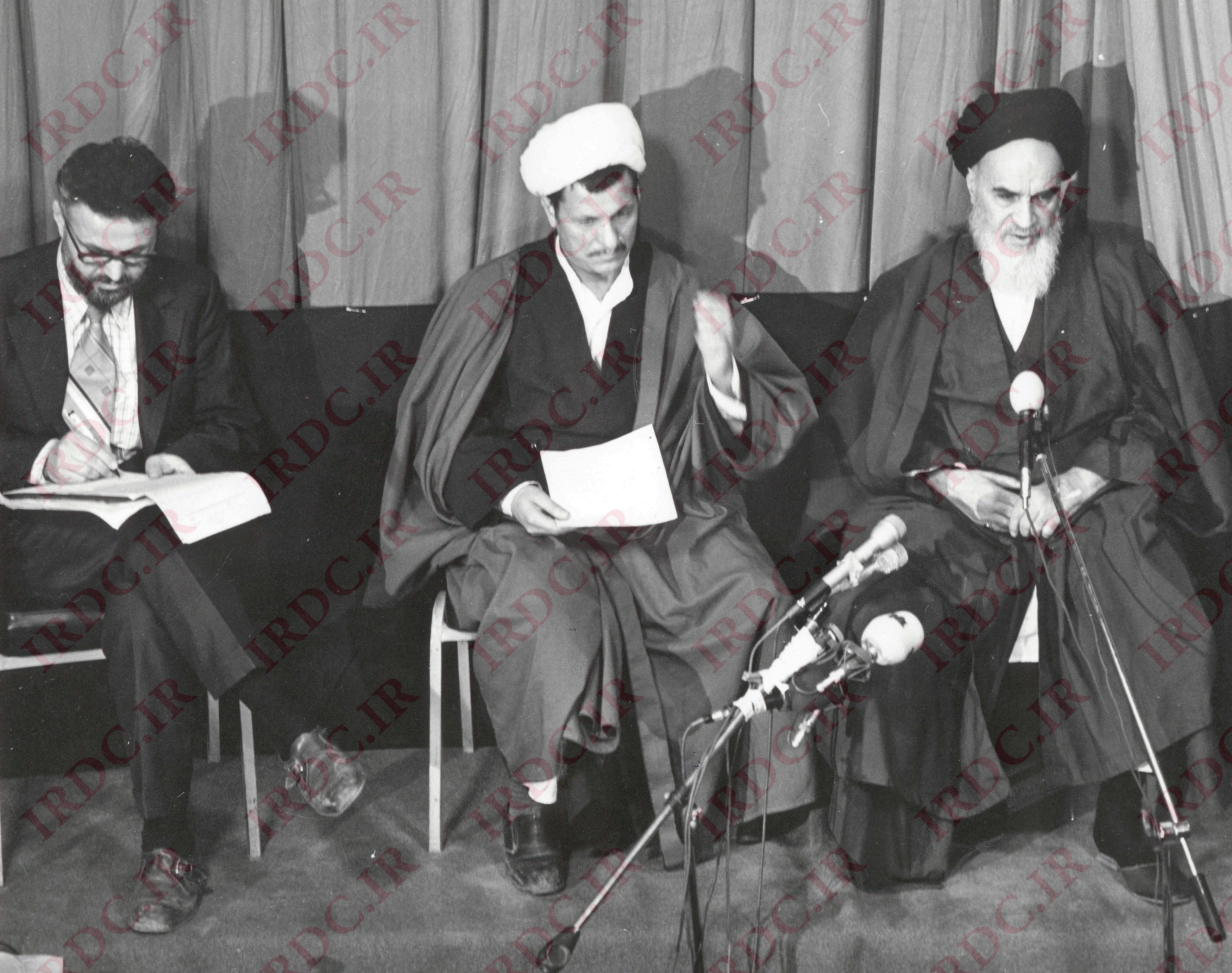 ابراهیم یزدی در کنار امام خمینی و هاشمی رفسنجانی