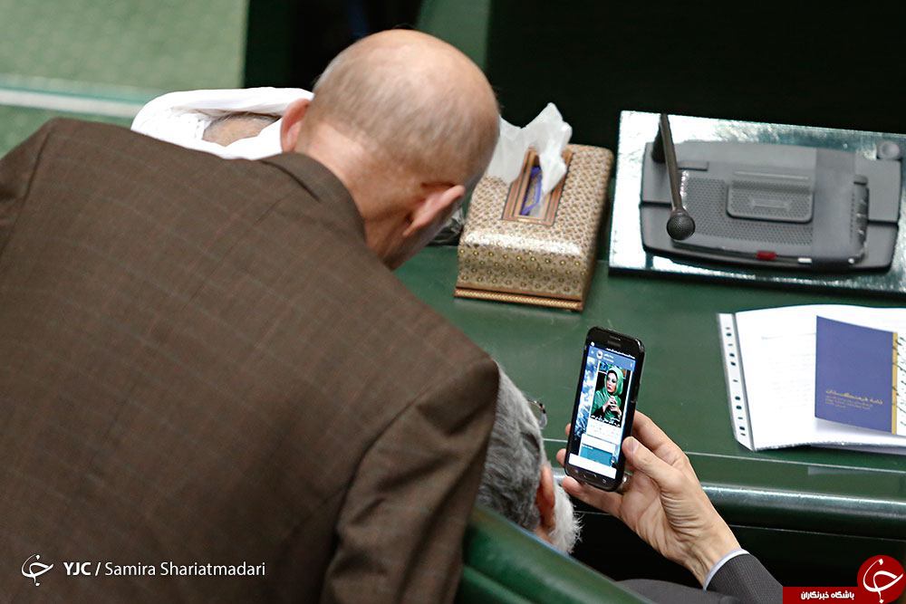 حداد عادل مشغول رصد فضای مجازی امروز در مجلس  +عکس