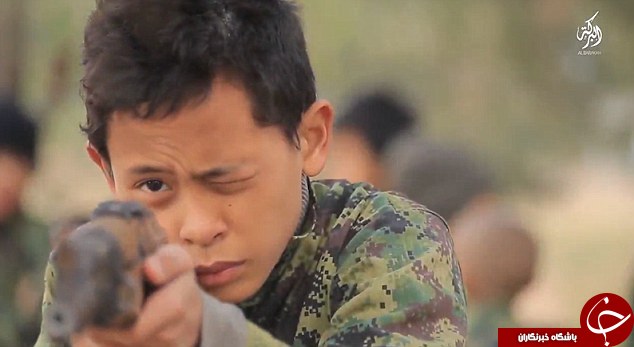 آموزش کودکان قاتل داعشی با مسلسل های غول پیکر+ تصاویر