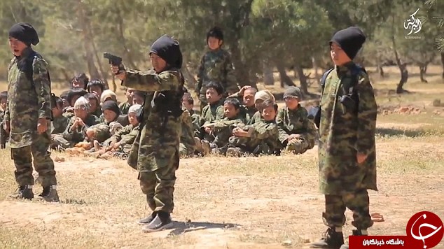 آموزش کودکان قاتل داعشی با مسلسل های غول پیکر+ تصاویر