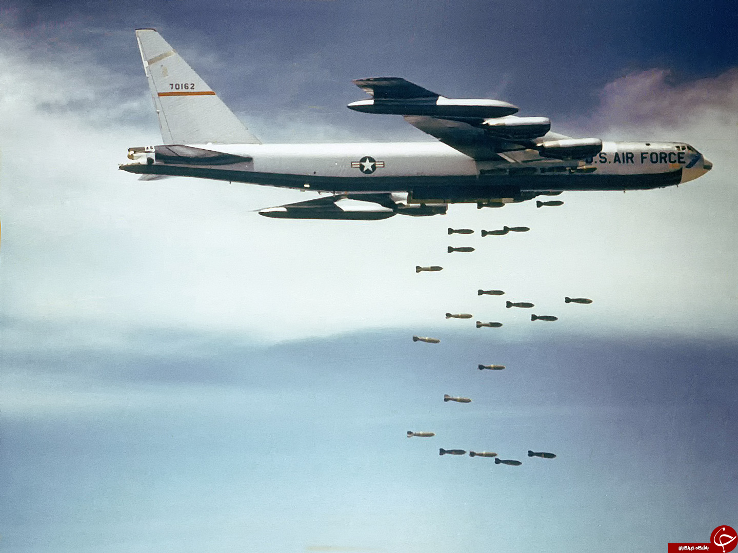 انهدام انبار تسلیحات داعش با بمب افکن B-52 آمریکا+ تصاویر