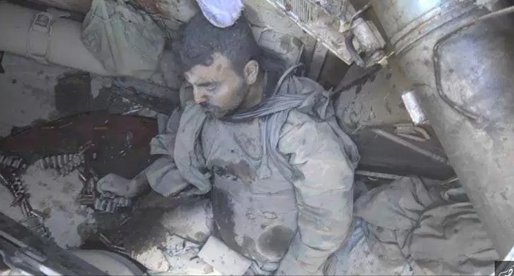 بی‌حرمتی به اجساد سربازان سوری بوسیله داعش+ تصاویر+18