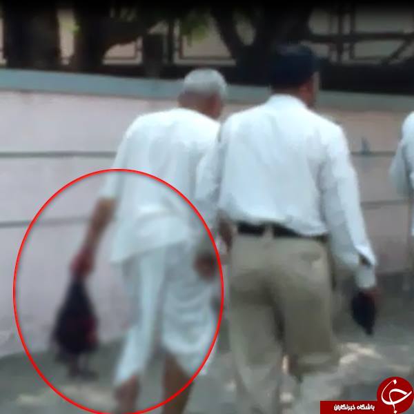 لحظه دلهره آوری مردی که سر بریده شده زنش را در خیابان شلوغ حمل می کند+ عکس(18+)