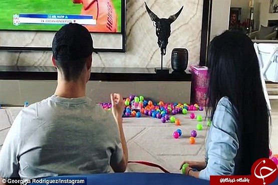 شادی جالب رونالدو در بازی کودکانه با همراهی همسرش!+ تصاویر