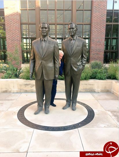 شیرین کاری جدید «بیل کلینتون» با مجسمه های بوش پدر و پسر+عکس