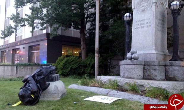 تظاهرکنندگان در کارولینای شمالی یک مجسمه را سرنگون کردند+ تصاویر
